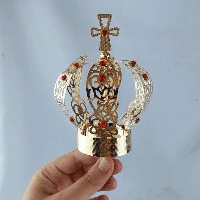 Coroa em metal banhada a ouro CT15 com pedrinhas vermelha