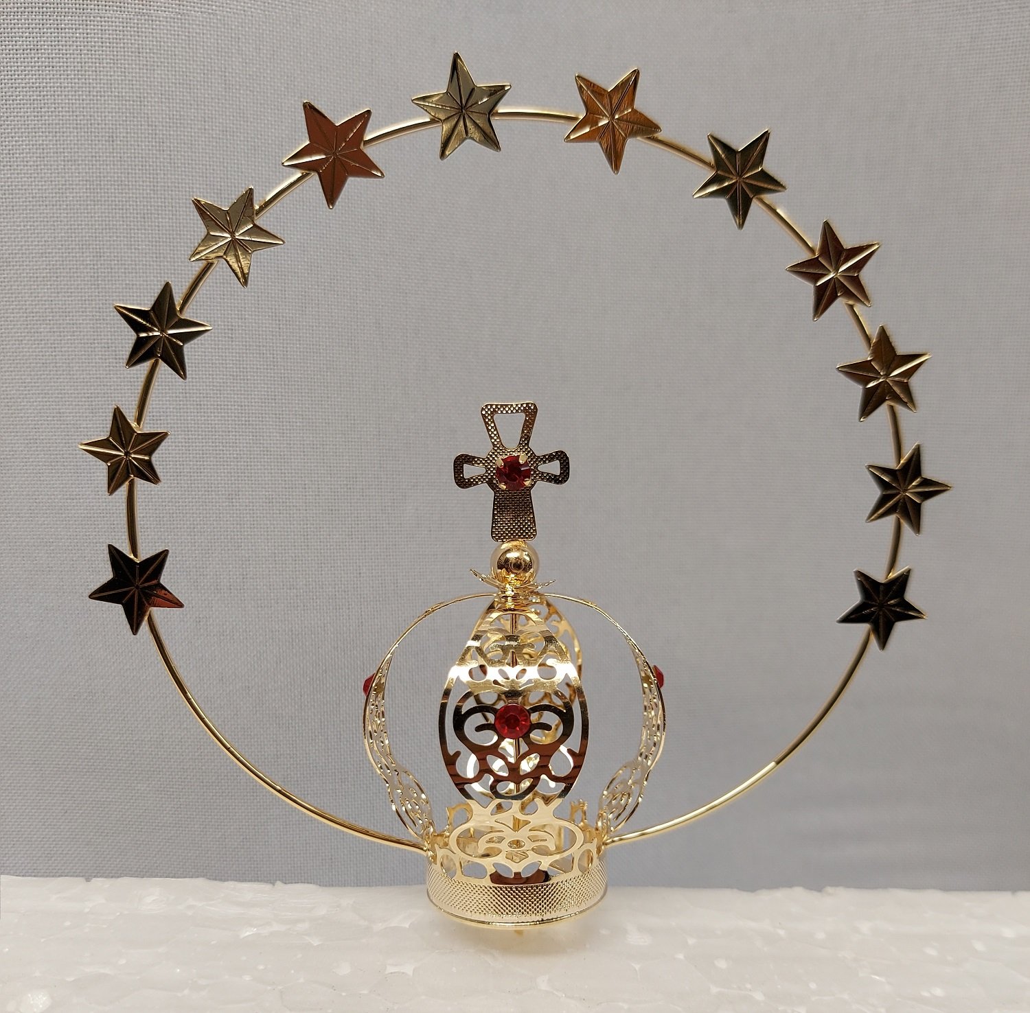 Coroa com esplendor em metal banhada a ouro CT5R com pedrinhas vermelha