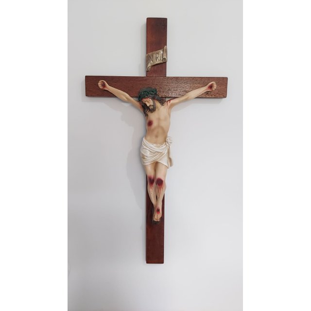  Crucifixo - Cristo em Resina pintado 53x43cm - Cruz de madeira 90cm