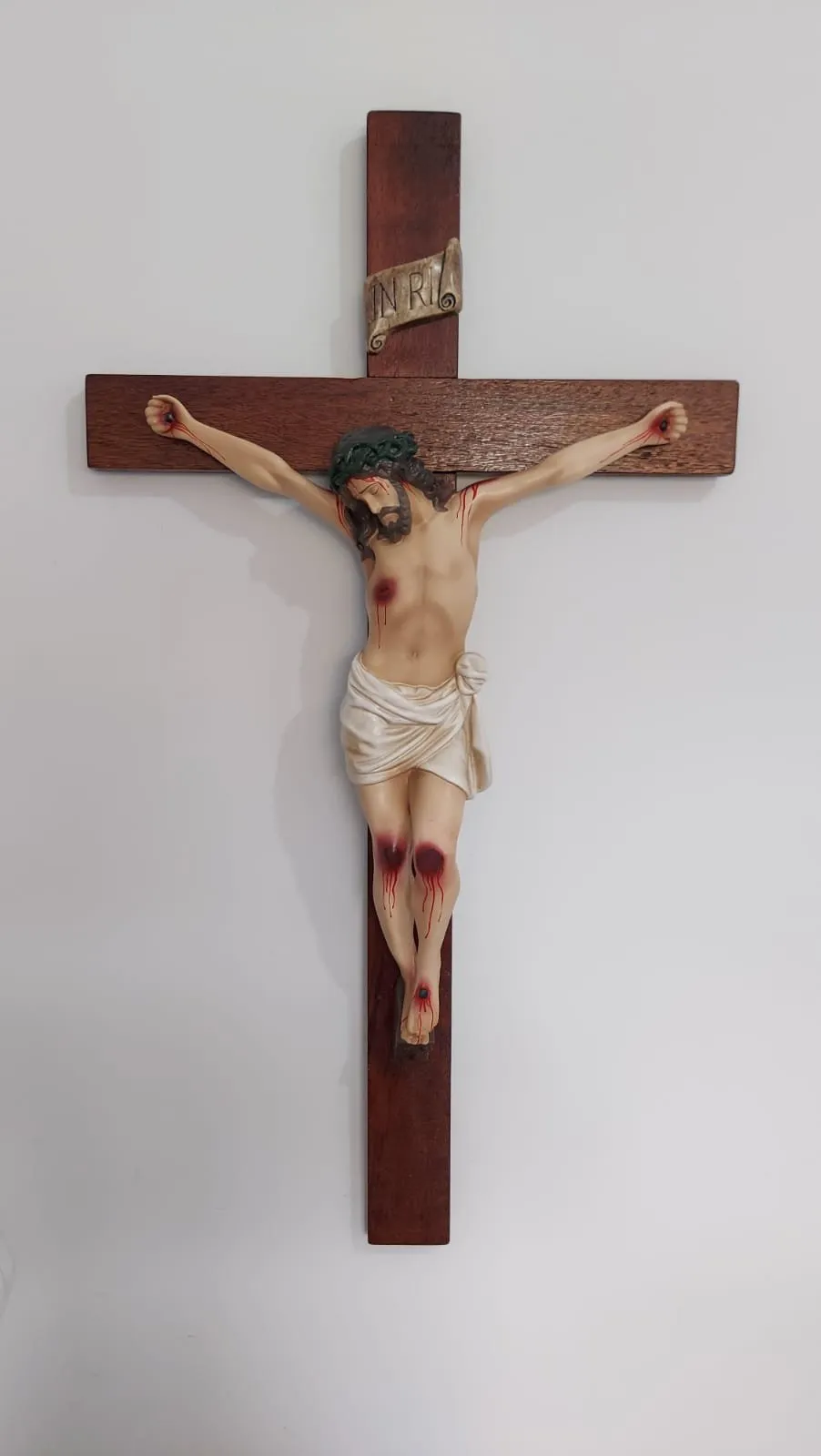  Crucifixo - Cristo em Resina pintado 53x43cm - Cruz de madeira 90cm