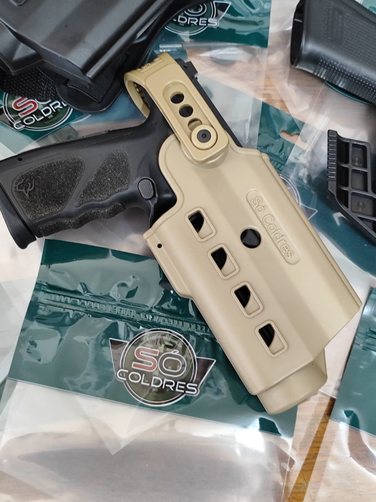 ( SC181 ) COLDRE UNIVERSAL PARA ARMAS COM LANTERNA TAN ( PRF) | Só Coldres