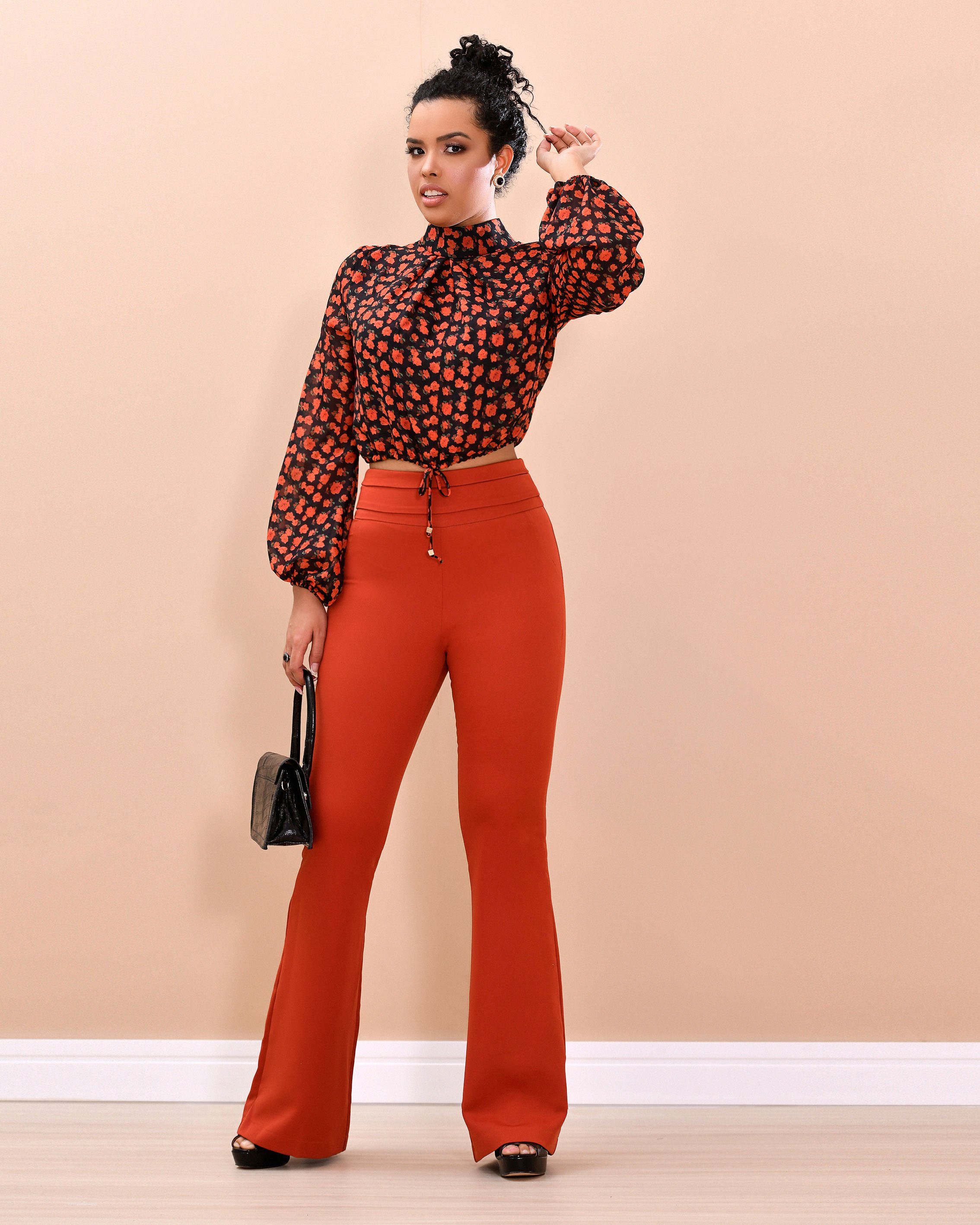 calça flare alfaiataria