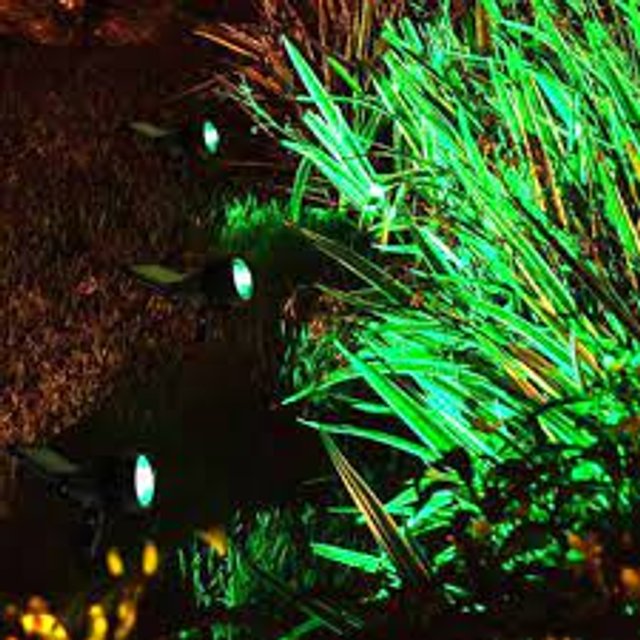 Espeto LED De Jardim 5w Verde Articulável Gaya