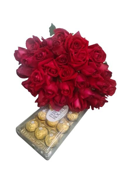 Buquê Com 30 Rosas Vermelhas e Um Ferrero Rocher Com 12Unid - Flores e Chocolates em Harmonia