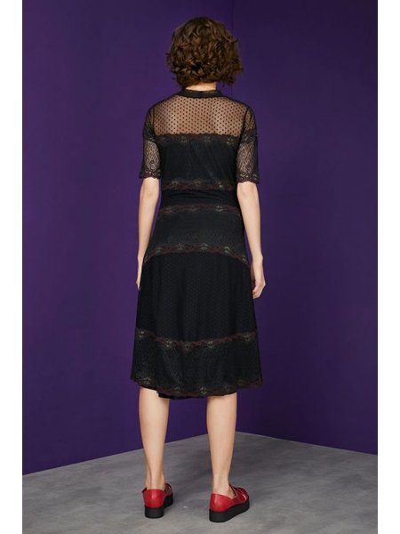 vestido com decote em tule