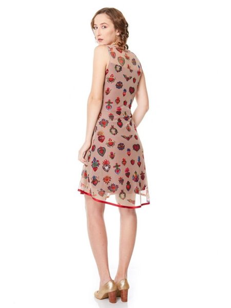 vestido com decote transparente de tule