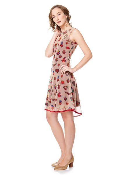 vestido com decote transparente de tule