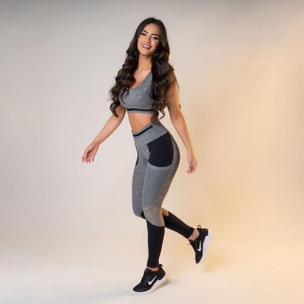 Conjunto fitness top tiras legging com bolso lateral preto