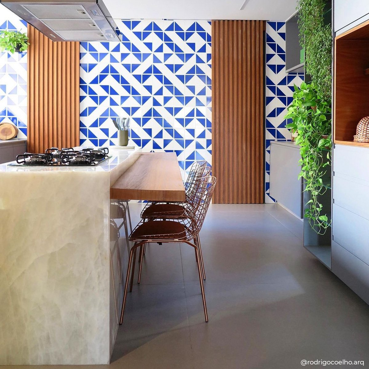 Lavabo integrado com azulejo escuro aplicado na parede ampla