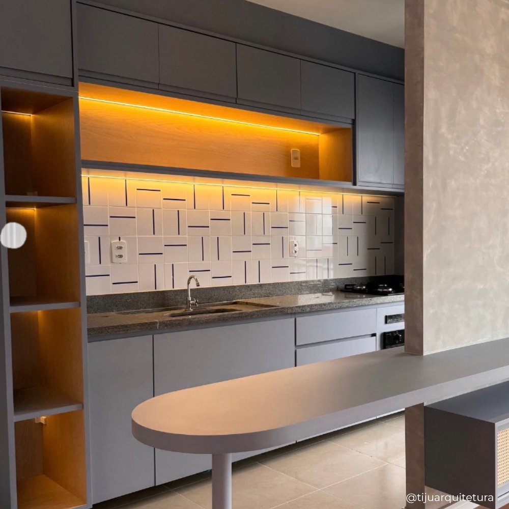 Cozinha moderna com azulejo Traço Decor Lines Azul Escuro aplicado no backsplash, bancada clara, marcenaria cinza e iluminação embutida