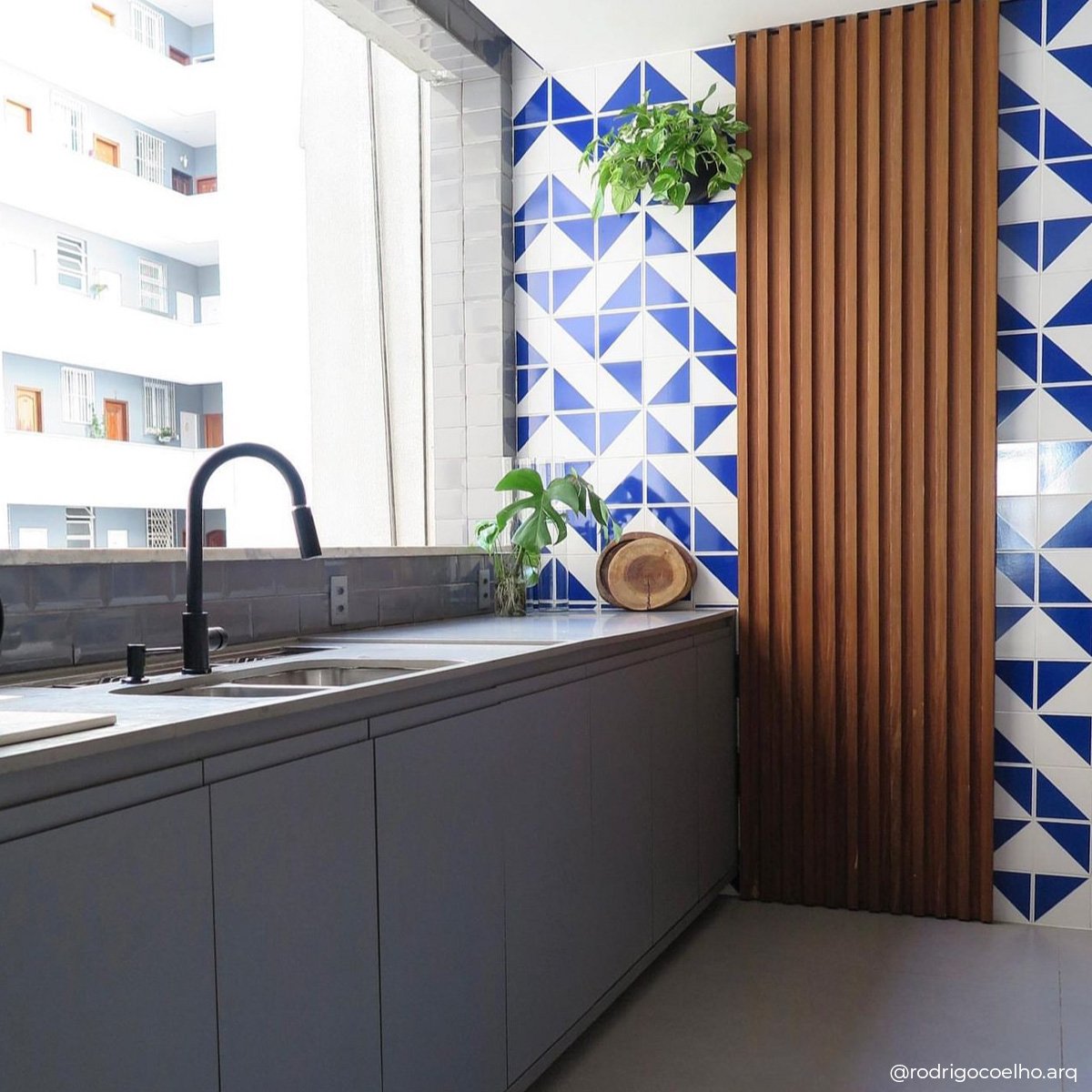 Muro externo revestido com azulejo decorado clássico