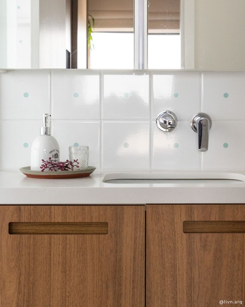 Lavabo compacto com azulejos decorados em tons de verde menta