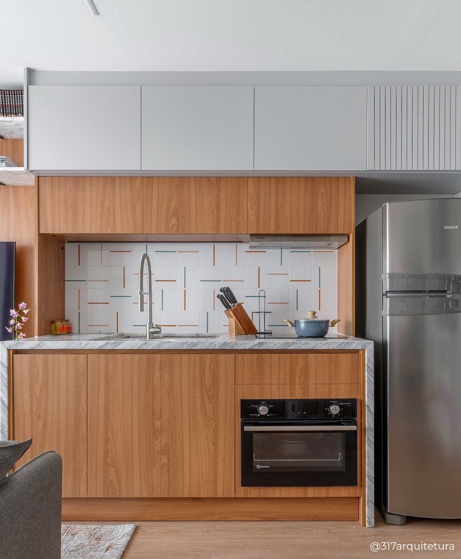 Cozinha com marcenaria amadeirada e azulejo Decor Lines Nude Ocre e Verde Menta aplicado na parede da pia com bancada clara