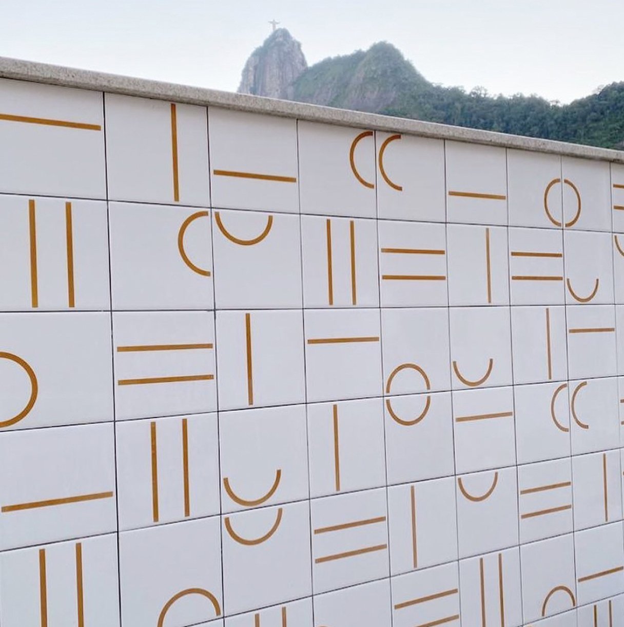 Varanda elegante revestida com Painel Kimi Ocre integrando-se à natureza