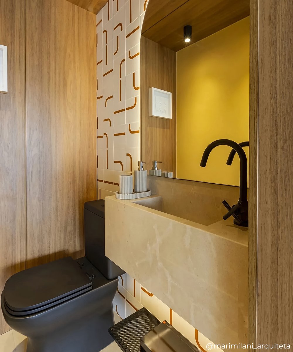 Lavabo elegante com azulejaria escura e clássica