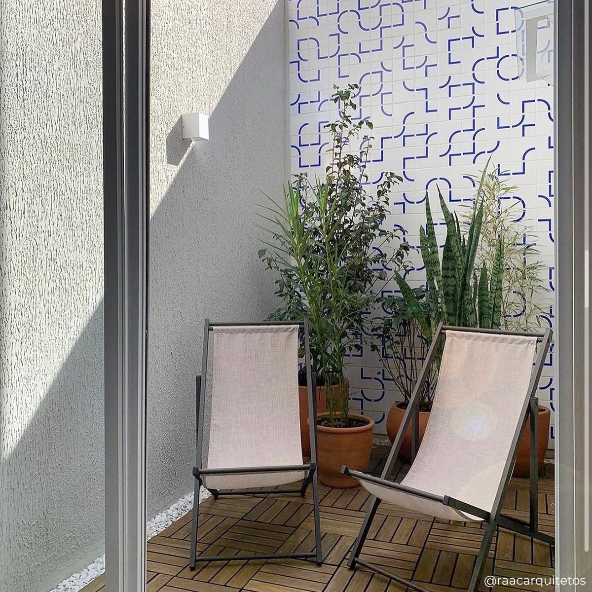 Azulejo moderno em varanda ornamentada com flores