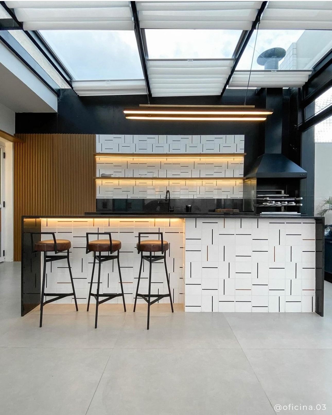 Área gourmet com azulejo decorativo