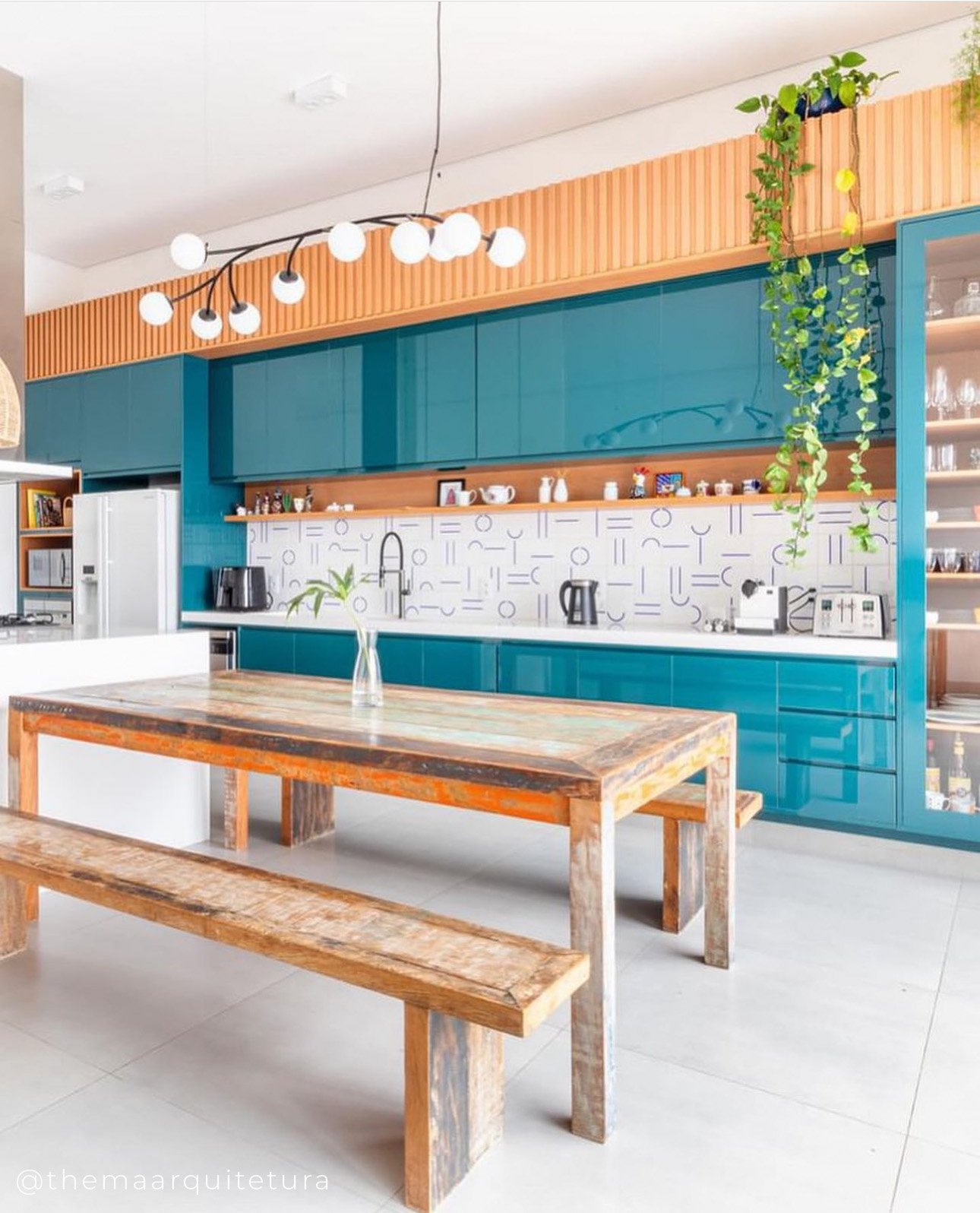 Lançamentos TAI 2026 — azulejos decorados em cozinha aberta