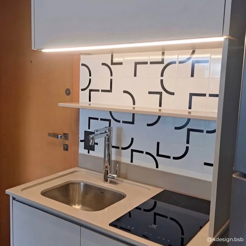 Cozinha compacta com azulejo Painel Forma Preto aplicado no backsplash sob armário branco