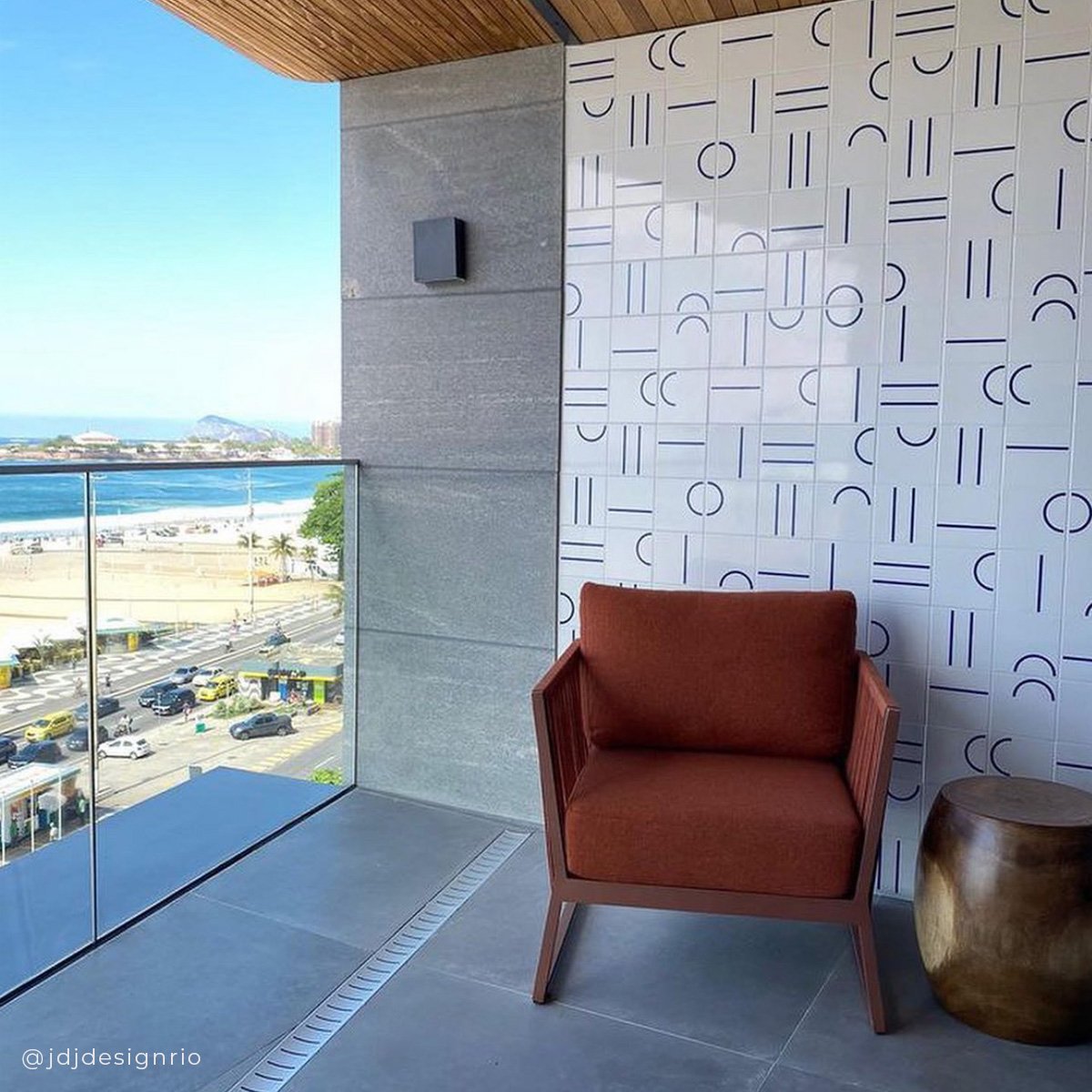 Varanda com azulejos decorados TAI por JDJ Design Rio
