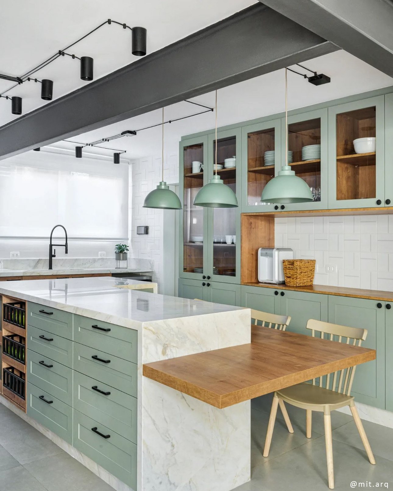 Área de serviço clean com marcenaria planejada e azulejos minimalistas