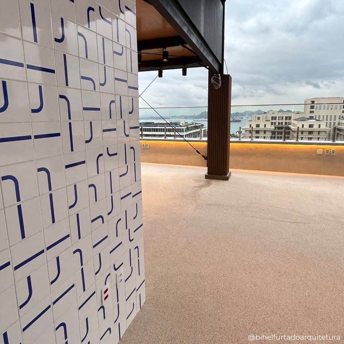 Varanda decorada com azulejos de grafismo marcante