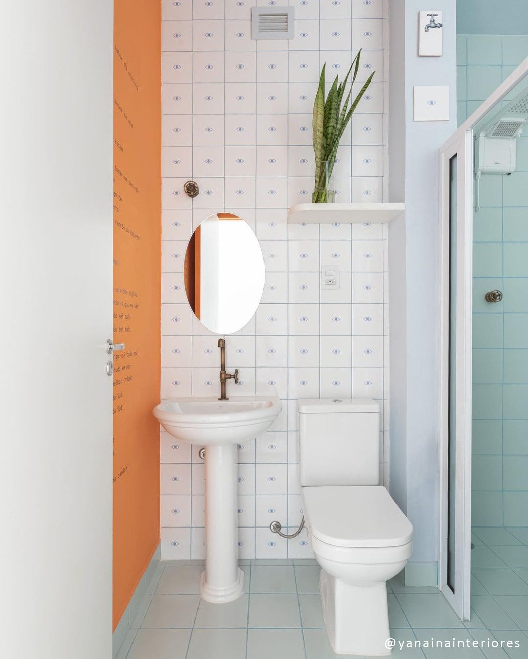 Parede de lavabo com design autoral de olho estilizado