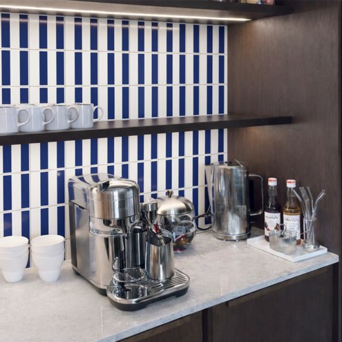 azulejo-bold-lines-azul-escuro-espaco-cafe-xicv8