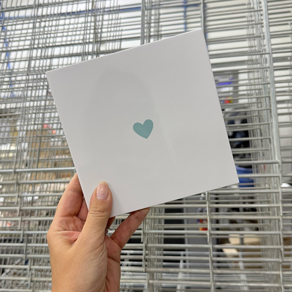 Tuini Coração Verde Menta em produção no ateliê TAI — serigrafia cerâmica artesanal