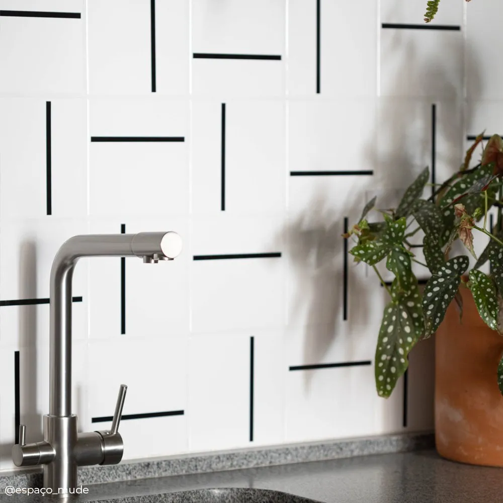 Decor Lines Traco Preto em cozinha — TAI Azulejos