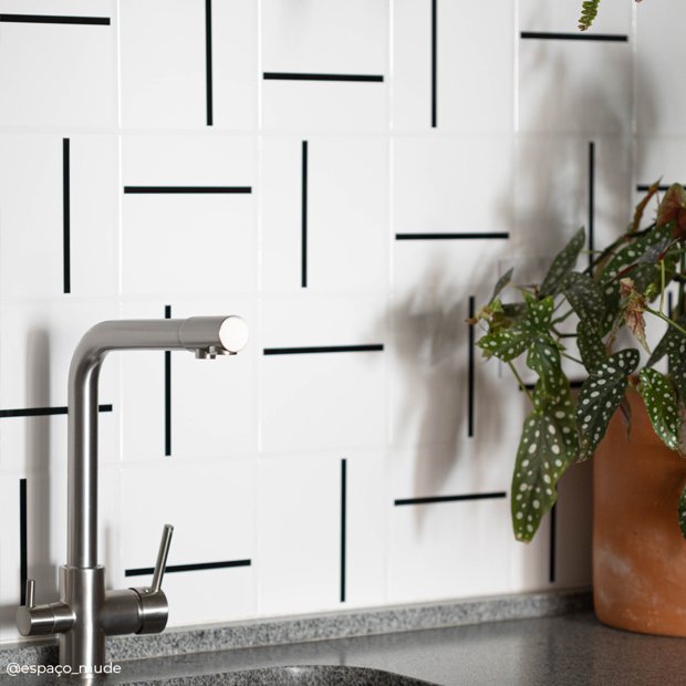 Azulejo Decor Lines com Traço Preto aplicado em parede de cozinha moderna