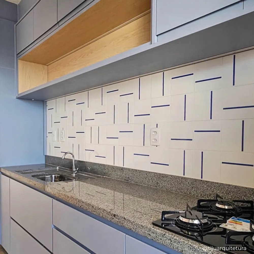 Cozinha com armário azul e parede em Decor Lines Azul Bic