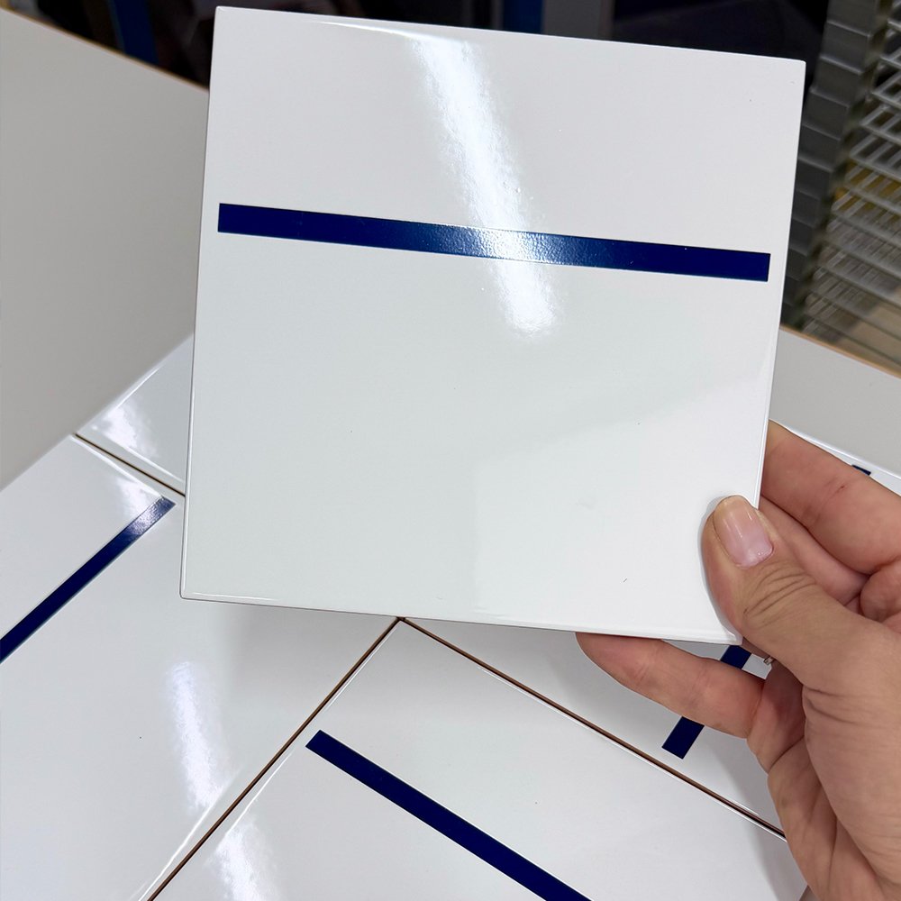 Peça do Azulejo Decor Lines Traço Azul Escuro saída do forno do atelier — TAI Azulejos