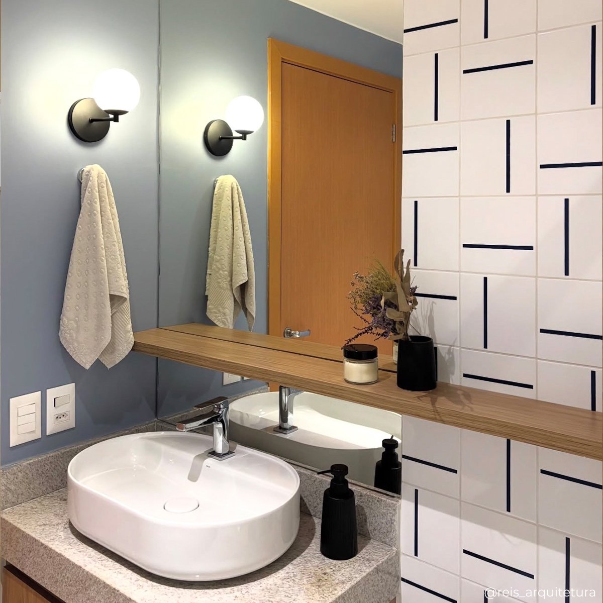 Azulejo Decor Lines Traço Preto aplicado em banheiro — TAI Azulejos