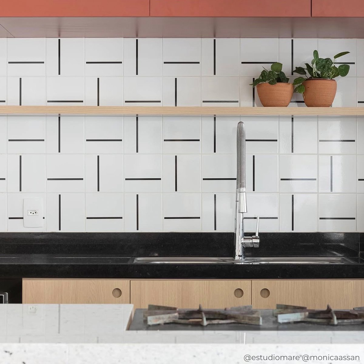 Azulejo Decor Lines Traço Preto em cozinha aberta — TAI Azulejos