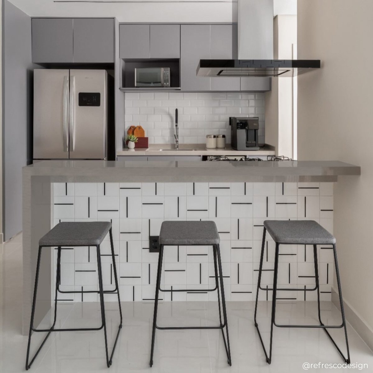 Decor Lines Traço Preto aplicado em parede — TAI Azulejos