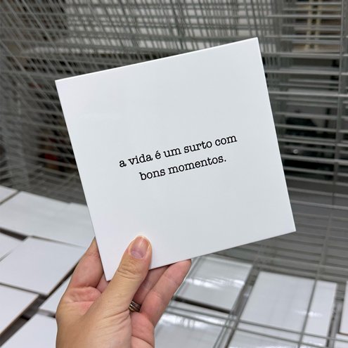 azulejo-frase-a-vida-e-um-surto-xjdbm