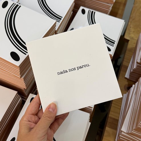 azulejo-frase-nada-nos-parou-bq9r8