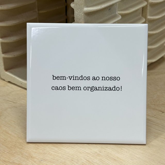 Azulejo Frase 'Bem Vindo ao Nosso Caos Bem Organizado" 