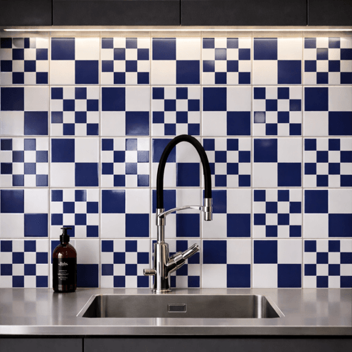 azulejo-painel-chess-azul-escuro-cozinha-nfcug