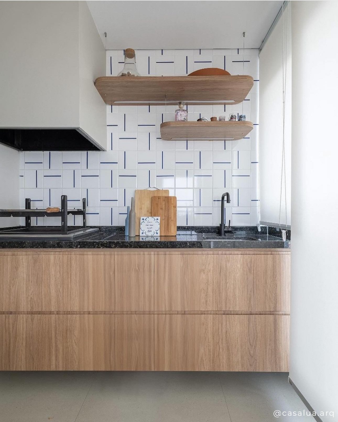 Azulejo Decor Lines Traço Azul Escuro em área gourmet com churrasqueira — TAI Azulejos