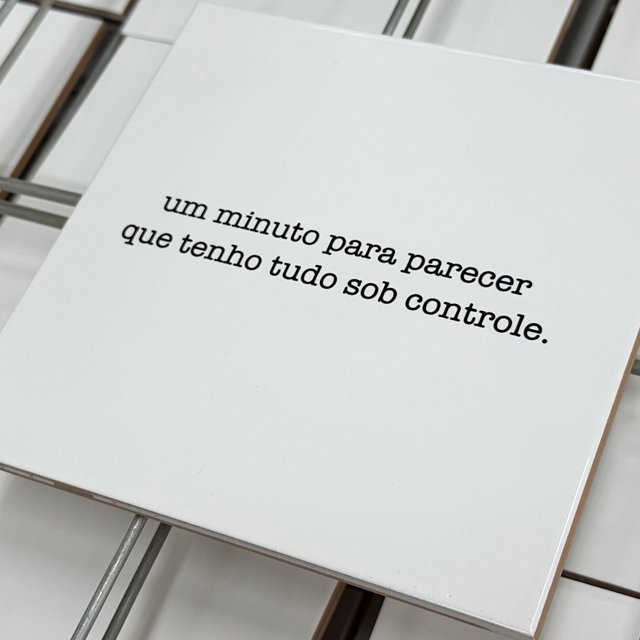 Azulejo de Frase "um minuto para parecer que tenho tudo sob controle.”