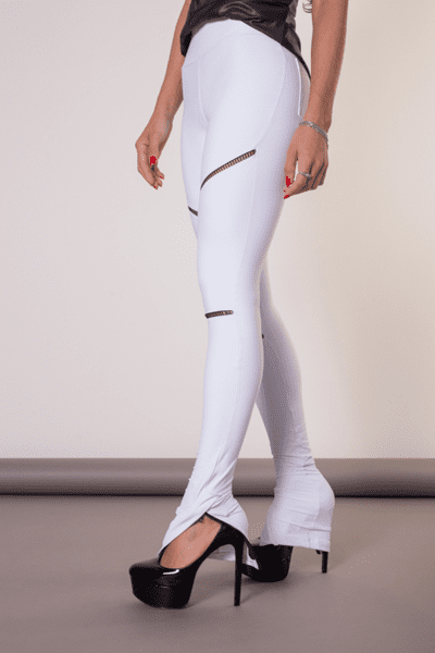 Calça branca com best sale ziper na barra