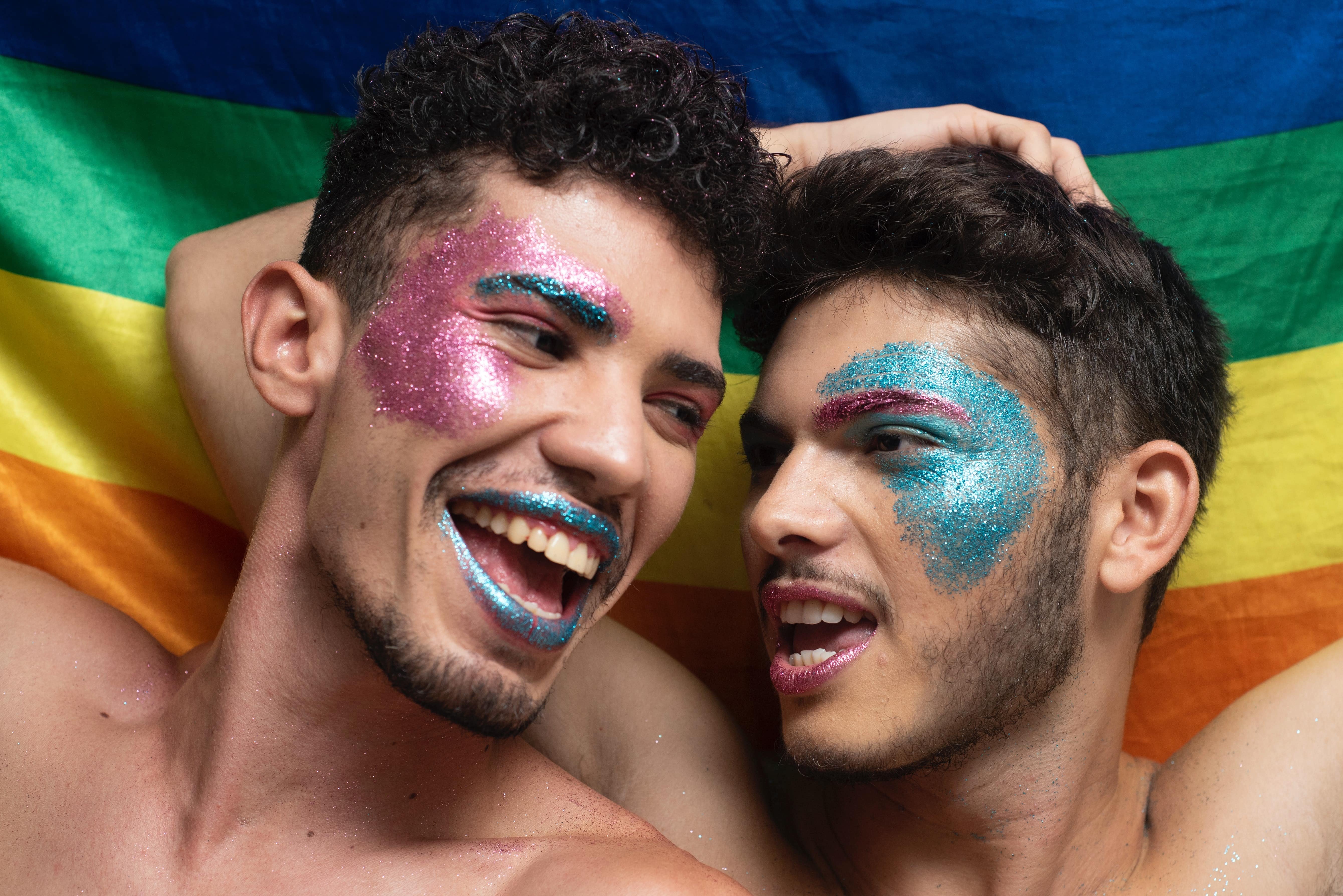 Três maneiras de celebrar o Dia do Orgulho LGBTQIA+