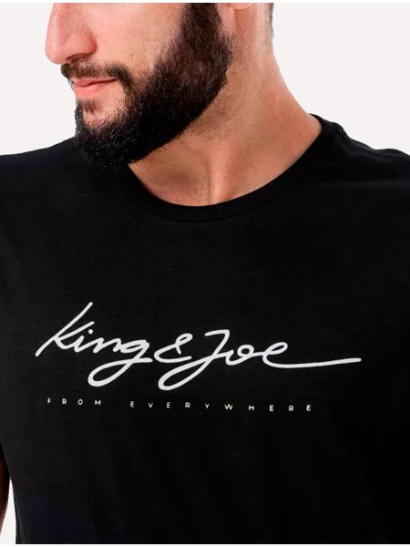 Camiseta King & Joe Masculina Slim Logomania Script Preta