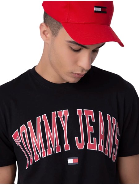 Camiseta Tommy Jeans Regular Classic Collegiate Flag Preta