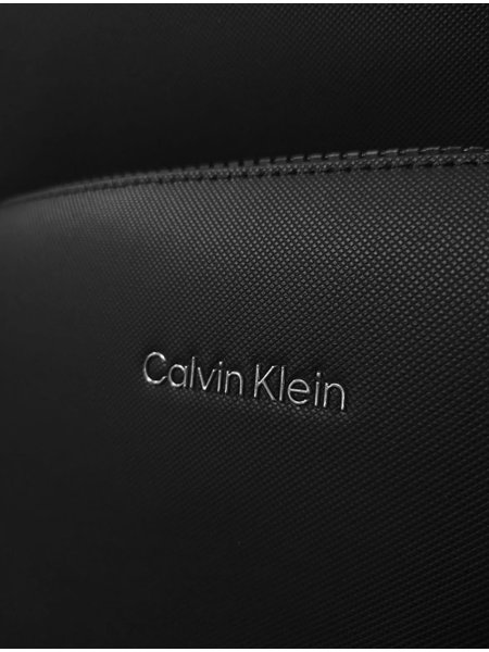 Mochila Calvin Klein Masculina Must Logo Metalico Preta