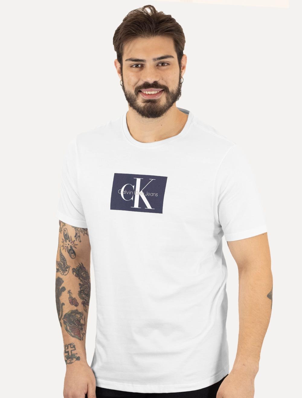 Camiseta Calvin Klein Jeans Masculina Issue New Logo Dark Block