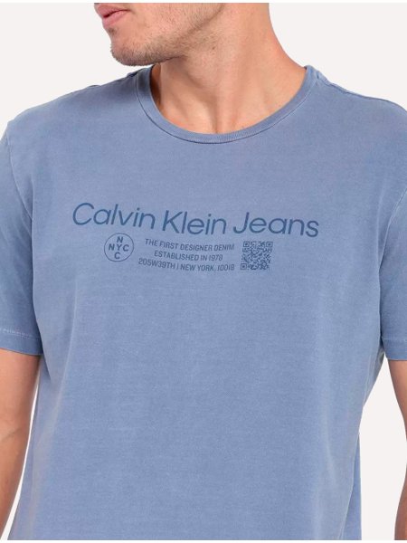 Camiseta Calvin Klein Jeans Masculina Logo QR Code Pigmento Azul Médio