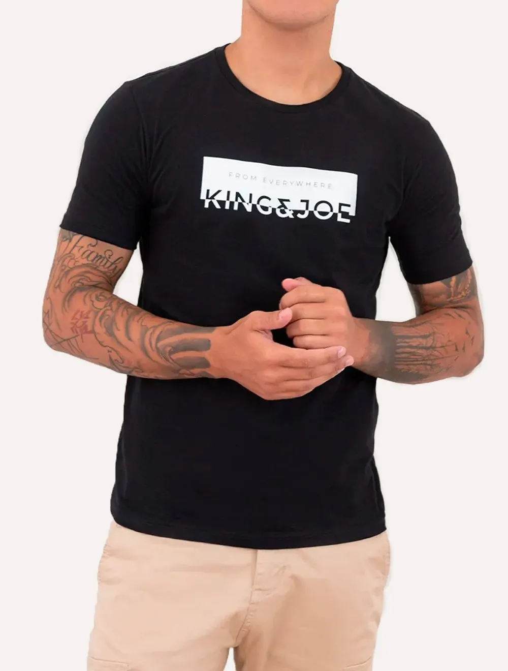 Camiseta King & Joe Masculina Logomania Negativo Preta